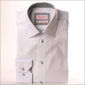 Chemise blanche à col et poignets à losanges gris