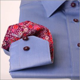 Chemise bleue à col et poignets fleuris violet
