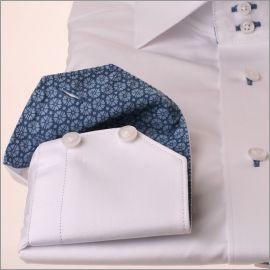 Chemise blanche à col et poignets à fleurs bleues