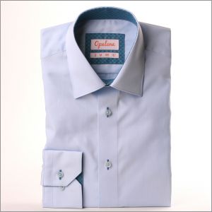 Camisa azul claro con cuello y puños gris azulado