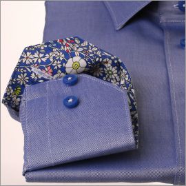 Chemise oxford bleu foncé à col et poignets à fleurs bleues