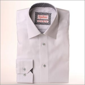 Chemise blanche à col et poignets à motifs gris