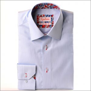 Chemise bleu ciel à col et poignets à motifs fleuris rouges et bleus