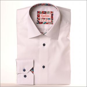 Chemise blanche à col et poignets à motifs fleuris rouges, roses et violets