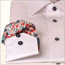 Chemise blanche à col et poignets à motifs fleuris rouges, roses et violets
