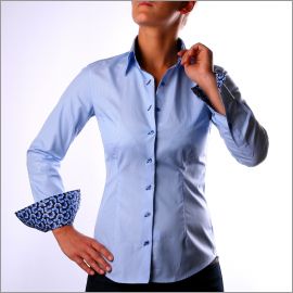 Chemisier bleu rayé à col et poignets à motifs papillons bleus