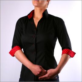 Chemisier noir à manches trois quarts, col et revers des manches à pois noirs sur fond rouge