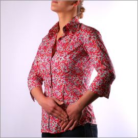 Chemisier Liberty à motifs fuchsias et bleus sur fond blanc, manches trois quarts
