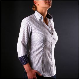 Chemisier blanc à rayures bleues, col et poignets à motifs coeurs sur fond bleu marine