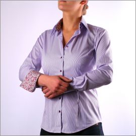 Chemisier à rayures blanches et mauves, col et poignets à fleurs bleues, violettes et roses