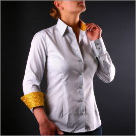 Chemisier rayé gris et blanc, col et poignets à motifs jaunes