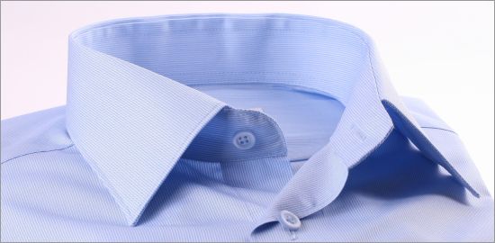 Chemise bleue à très fines rayures blanches