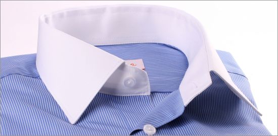 Chemise bleue à fines rayures blanches, col et poignets mousquetaires blancs