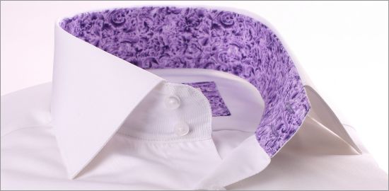 Camisa blanca con cuello puño francés patrón de color lila y los puños