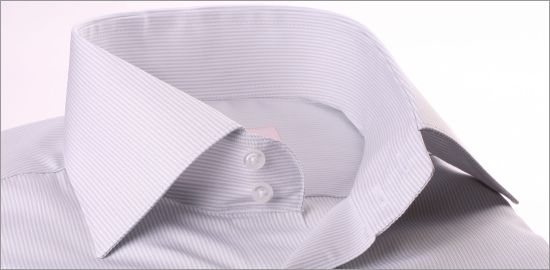 Chemise à fines rayures blanches et gris clair