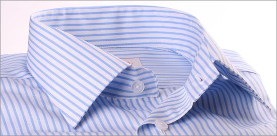 Chemise à rayures blanches et bleu clair et poignets mousquetaires