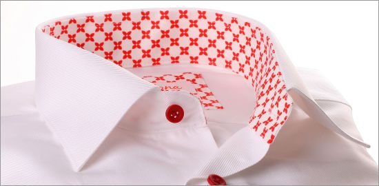 Chemise blanche à col et poignets à motifs rouges