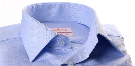 Chemise bleu clair à poignets mousquetaires, tissu à larges chevrons