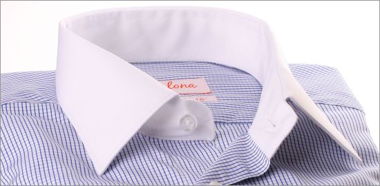 Chemise blanche à petits carreaux bleus, col et poignets blancs