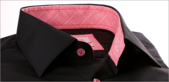 Chemise noire à col et poignets à motifs géométriques roses
