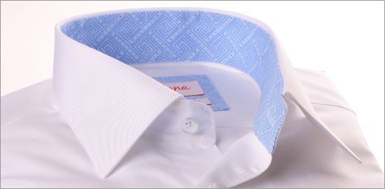 Chemise blanche à col et poignets mousquetaires à motifs géométriques bleu ciel