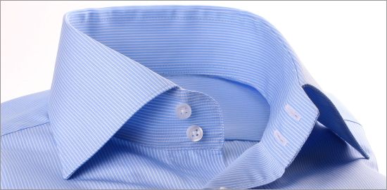 Chemise bleue à fines rayures blanches