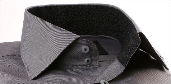 Chemise grise à col et poignets à motifs fleuris gris et noirs