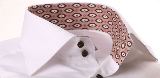 Chemise blanche à col et poignets à motifs fleuris géométriques beiges et marrons