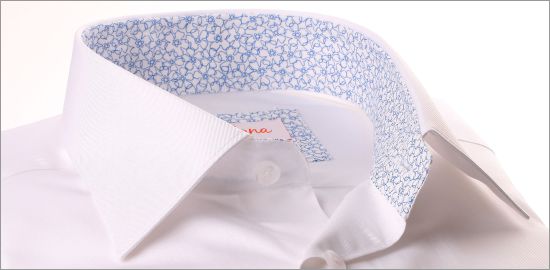Chemise blanche à col et poignets mousquetaires fleuris bleus