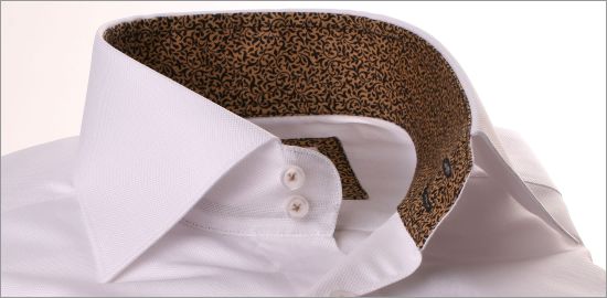 Chemise blanche à col et poignets noir à motifs fleuris beiges