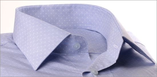 Chemise à fines rayures bleues avec des motifs blancs tissés