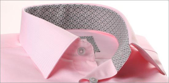 Chemise rose à col et poignets gris à motifs losanges