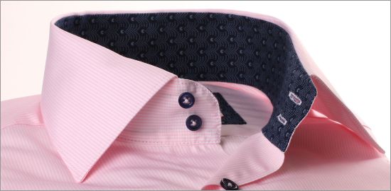 Chemise à fines rayures roses à col et poignets à motifs bleu marine
