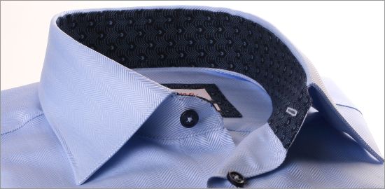 Chemise bleue à col et poignets à motifs bleu marine