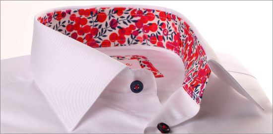 Chemise blanche à col et poignets à motifs fleuris rouges