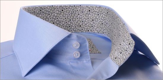 Chemise bleu ciel à col et poignets gris à bulles