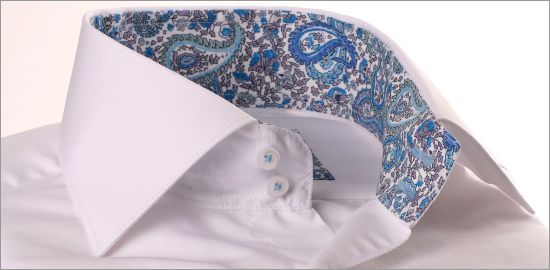 Chemise blanche à col et poignets à arabesques bleues