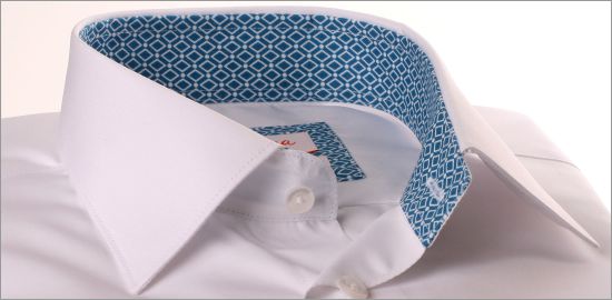 Chemise blanche à col et poignets à losanges turquoise