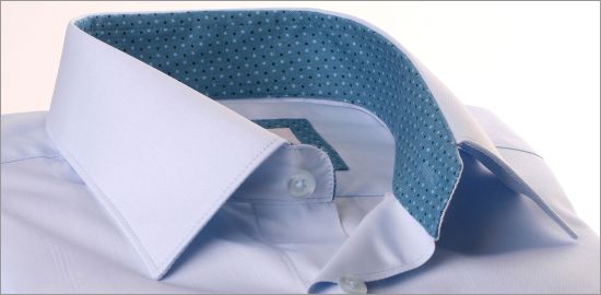 Camisa azul claro con cuello y puños gris azulado