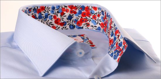 Chemise bleu ciel à col et poignets à motifs fleuris rouges et bleus