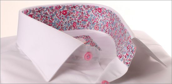 Chemise blanche à col et poignets à petits motifs fleuris roses