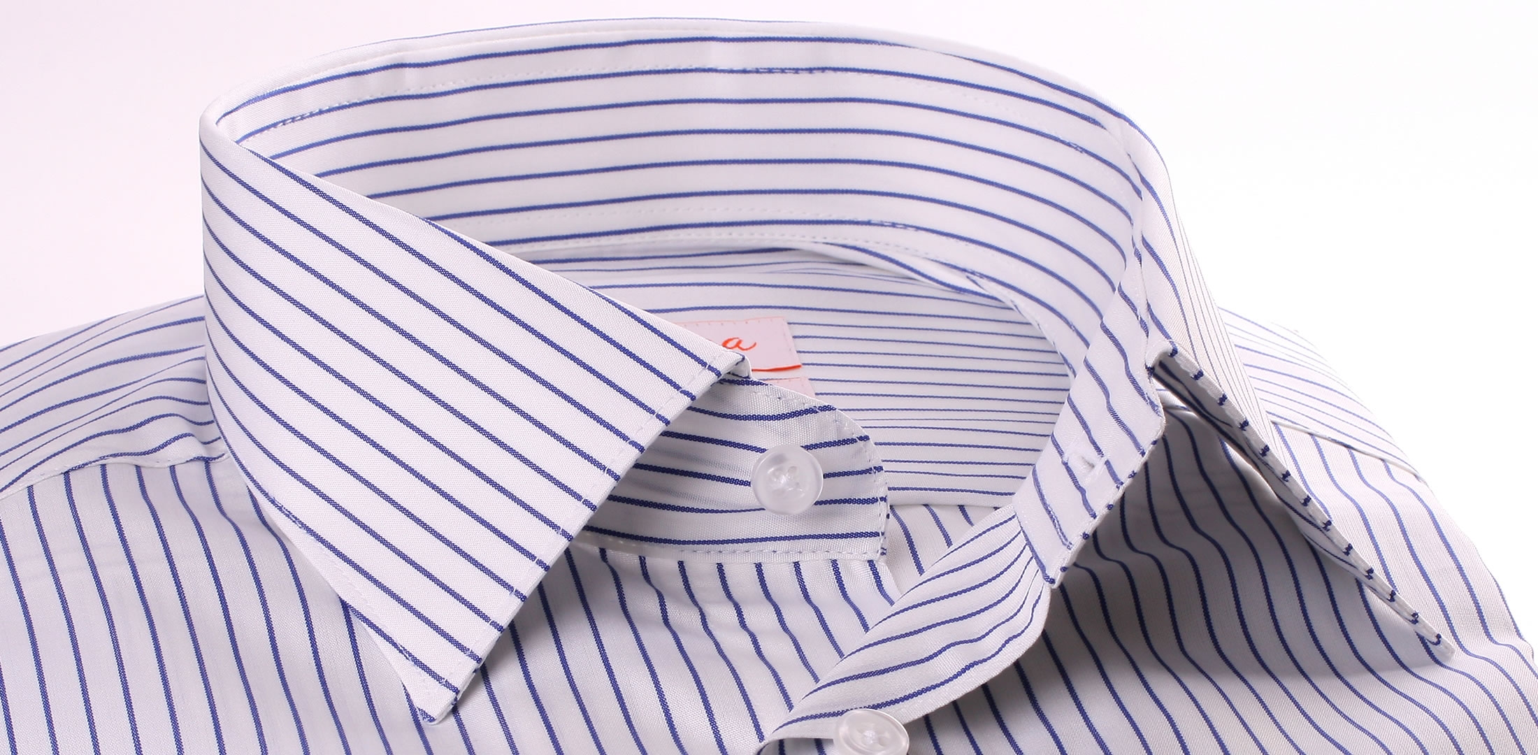camisa blanca a rayas