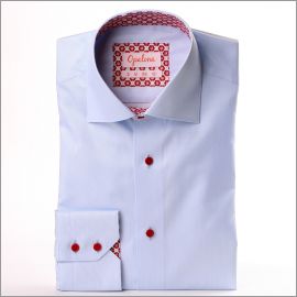 Chemise bleu clair à col et poignets à motifs fleuris rouges sur fond blanc