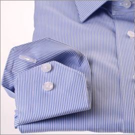 Chemise à fines rayures blanches et bleu moyen