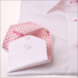 Chemise blanche à col et poignets à motifs fleuris fuchsias