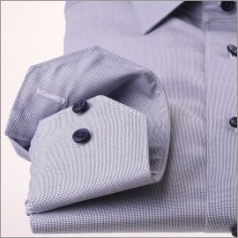 Chemise à petits motifs bleu foncé et blancs