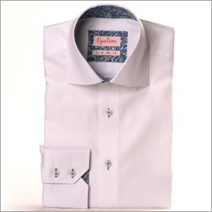 Chemise blanche avec col et poignets à arabesques bleues