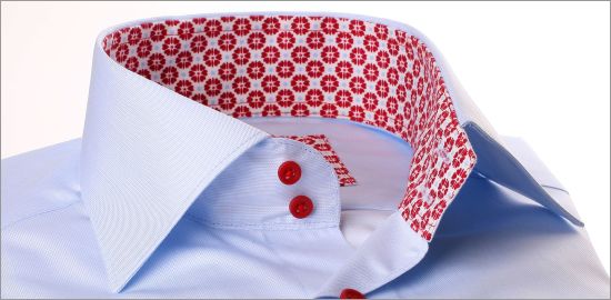Chemise bleu clair à col et poignets à motifs fleuris rouges sur fond blanc