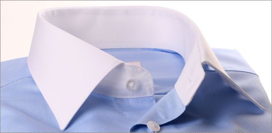 Chemise oxford bleue à col et poignets blanc