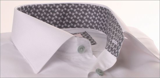Chemise blanche à col et poignets à motifs gris